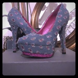 Flirty and vintage Redkiss jeans distressed heels